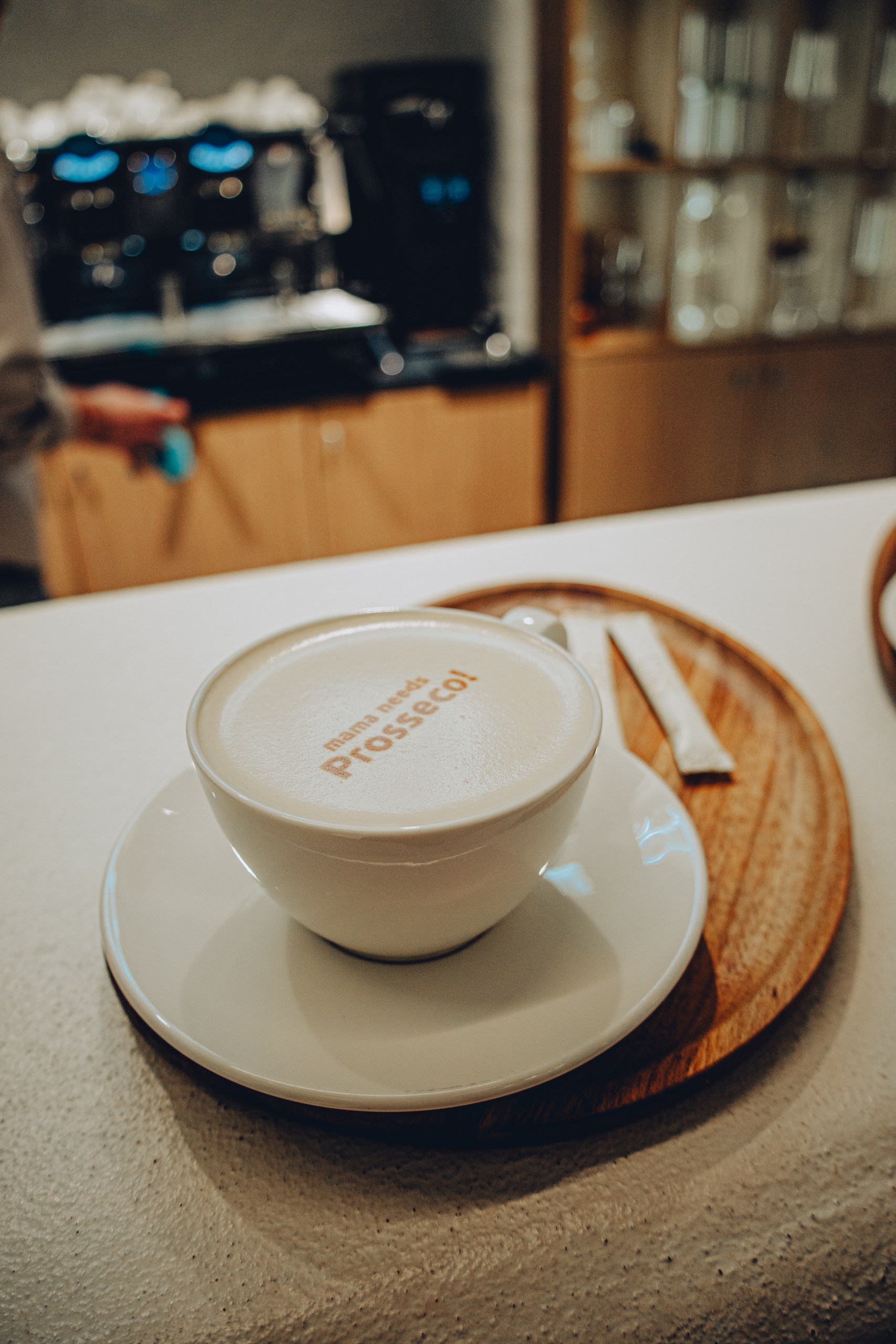 Barista turnând latte art într-o ceașcă de ceramică la Sōra Cafe